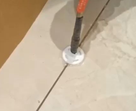 于洪瓷砖空鼓维修公司专业解答瓷砖在铺贴过程中，如果没有涂抹均匀到位的粘结材料（如水泥砂浆或瓷砖胶），可能会导致以下问题